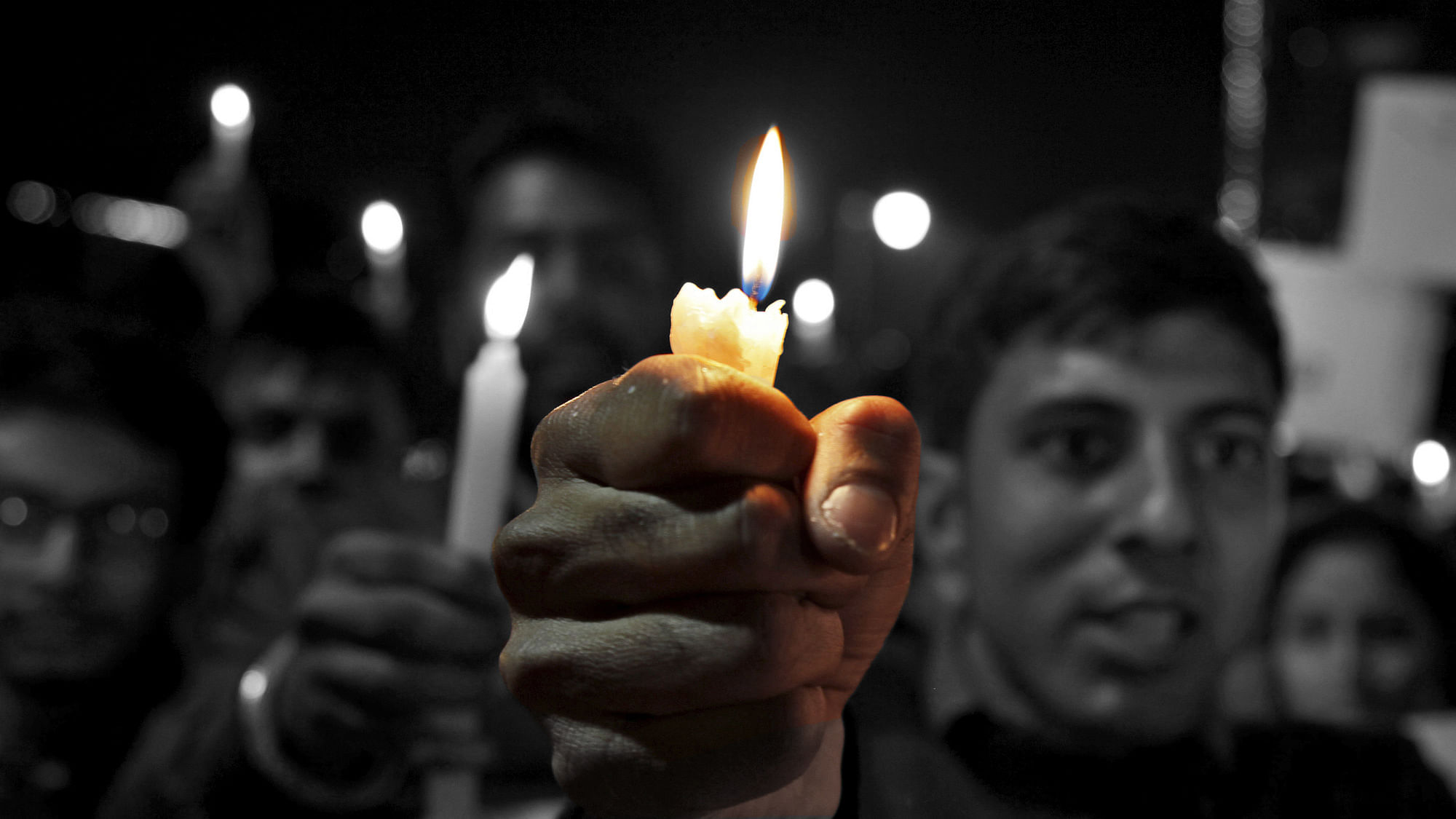Students take part in a candlelight vigil in Chandigarh, for the Indian soldiers killed in Pathankot air base attack. (Photo: Reuters/Altered by <b>The Quint</b>)