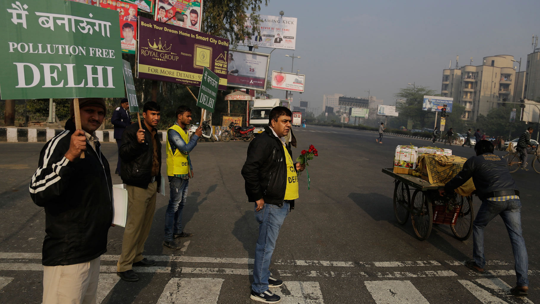 

Volunteers supporting the odd-even formula in New Delhi on January 1, 2016. (Photo: AP)
