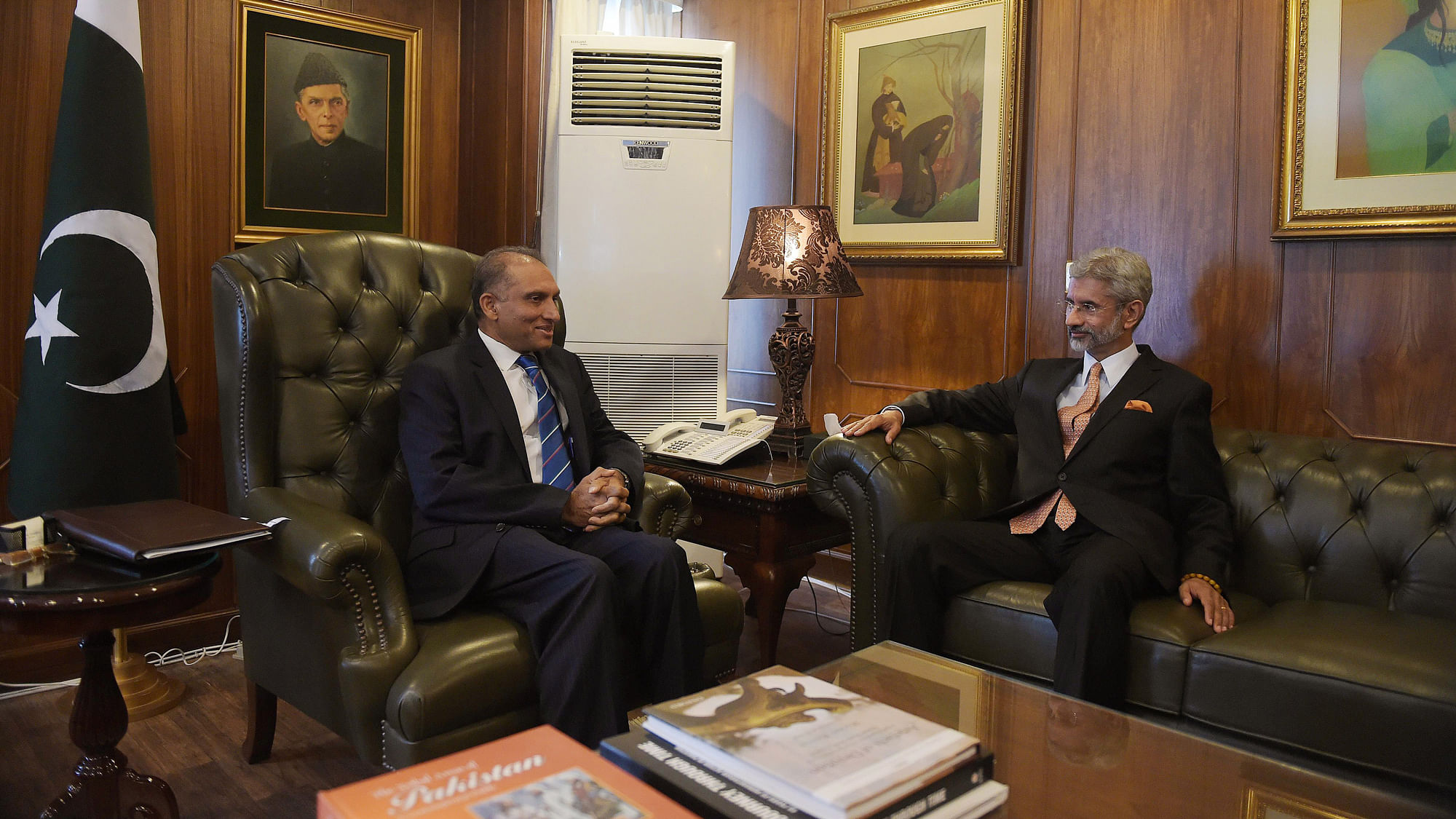 File photo of Indian Foreign Secretary Subrahmanyan Jaishankar, right, meets with his Pakistani counterpart Aizaz Chaudhry during a one-on-one discussion at the Foreign Ministry in Islamabad. (Photo: AP)