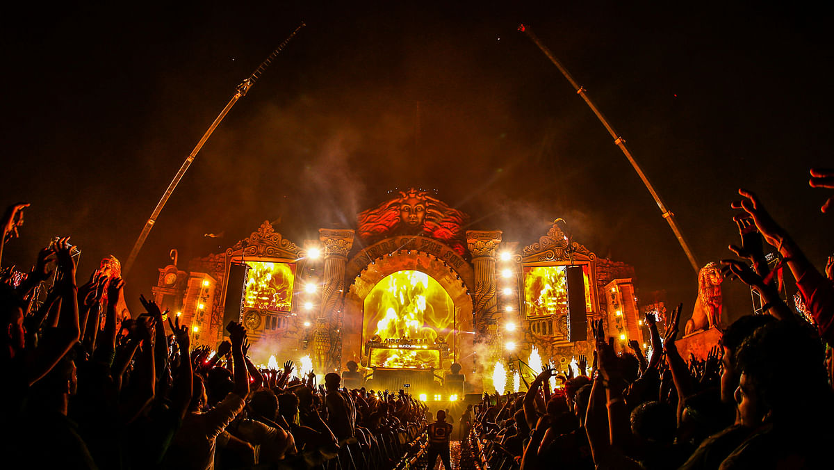 Dance bars will have restricted timings, Bombay HC allowed the state to grant liquor licence for the Sunburn Fest.