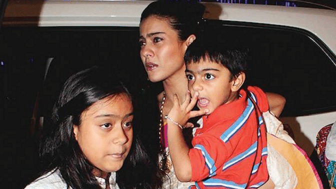 Kajol believes that it is educative for kids to have working parents (Photo: <a href="https://twitter.com/mobizill/status/661163289347387392">Twitter/@mobizill</a>)