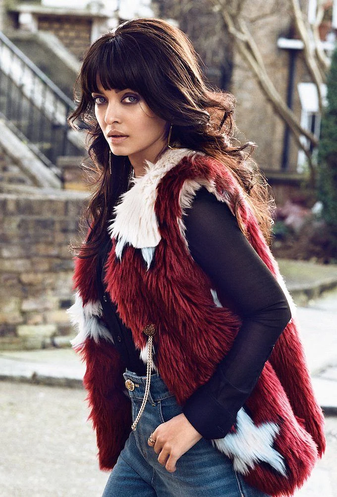 Aishwarya Rai Bachchan attracts like a magnet (Photo: <a href="https://in.pinterest.com/pin/421297740117656190/">Pinterest/Hannah</a>)
