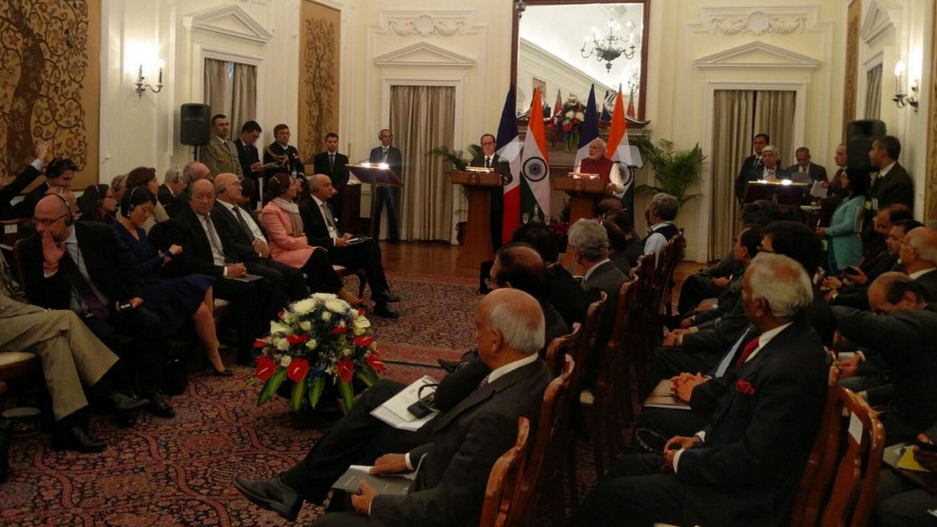PM Modi and President Hollande deliver a joint statement. (Photo Courtesy: <a href="https://twitter.com/MEAIndia/status/691548084698939396">Twitter.com/@MEAIndia</a>)