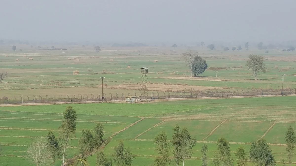A view of the barbed wire fencing somewhere in Bamial village in Pathankot. The picture was taken from an elevated part of a BSF outpost of the force’s 132nd battalion in Bamial, Pathankot. (Photo: Chandan Nandy)
