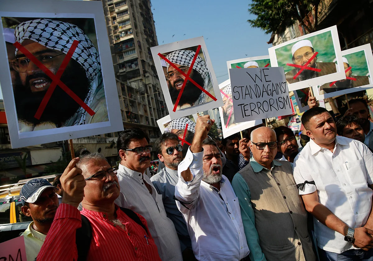 Protestors hold placards and shout slogans, condemning the attack at Pathankot Air Force Base. (Photo: AP)