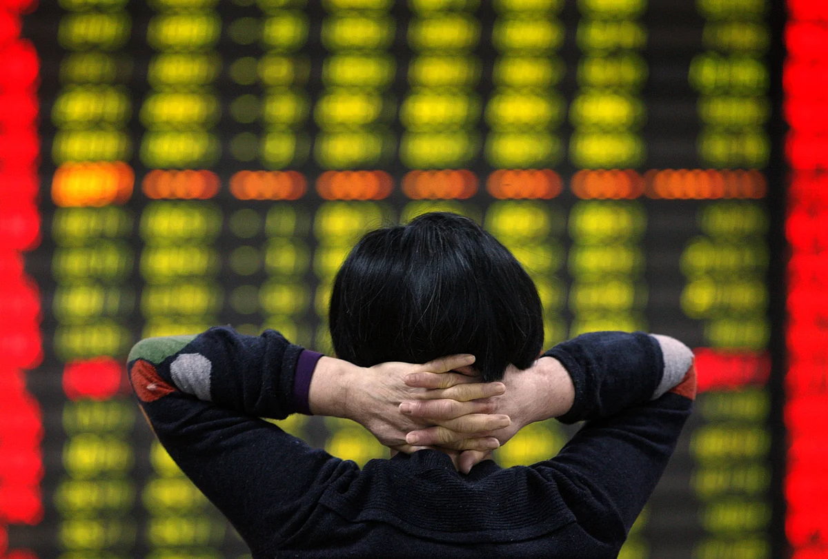 A Chinese investor looks at the alarming stock market numbers. (Photo: AP)