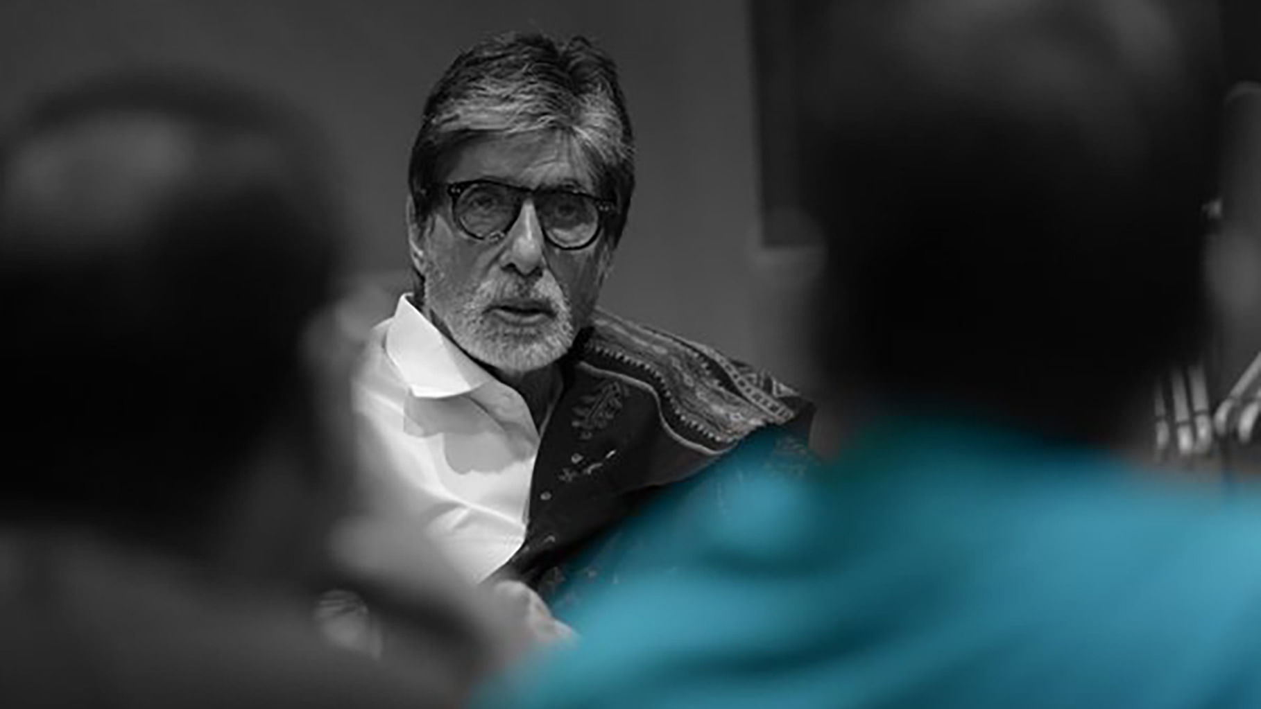 Amitabh Bachchan talking to journalists. (Photo: <a href="https://twitter.com/SrBachchan/status/683369172735152128">Twitter</a>)