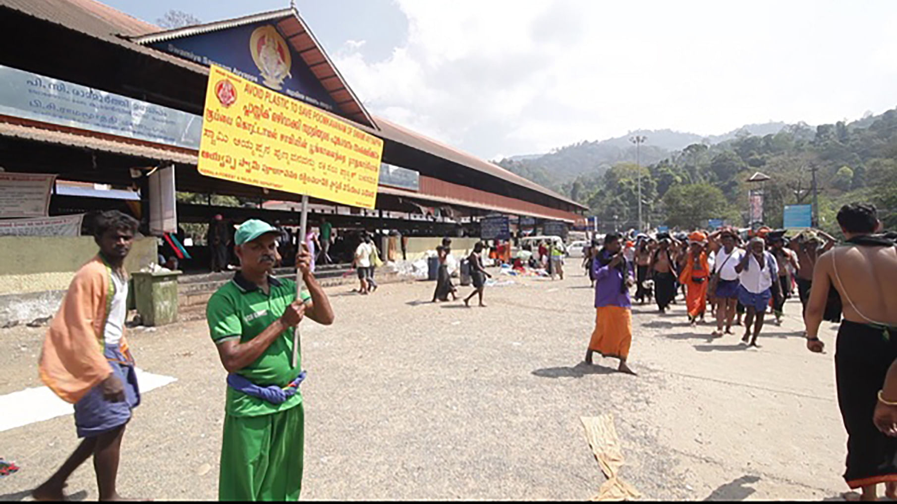 Volunteers holding out banners asking people not to throw plastic in the Pamba river. (Photo: <a href="http://missiongreensabarimala.com/uploads/photos/563da05ce13f1-789e5f6ca30fb0a4333700cd0e159765-1000x_.jpg">Mission Green Sabarimala</a>)