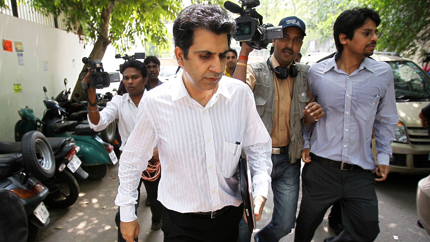 The tribunal also directed Unitech Managing Directors Sanjay Chandra and Ajay Chandra to file their replies.