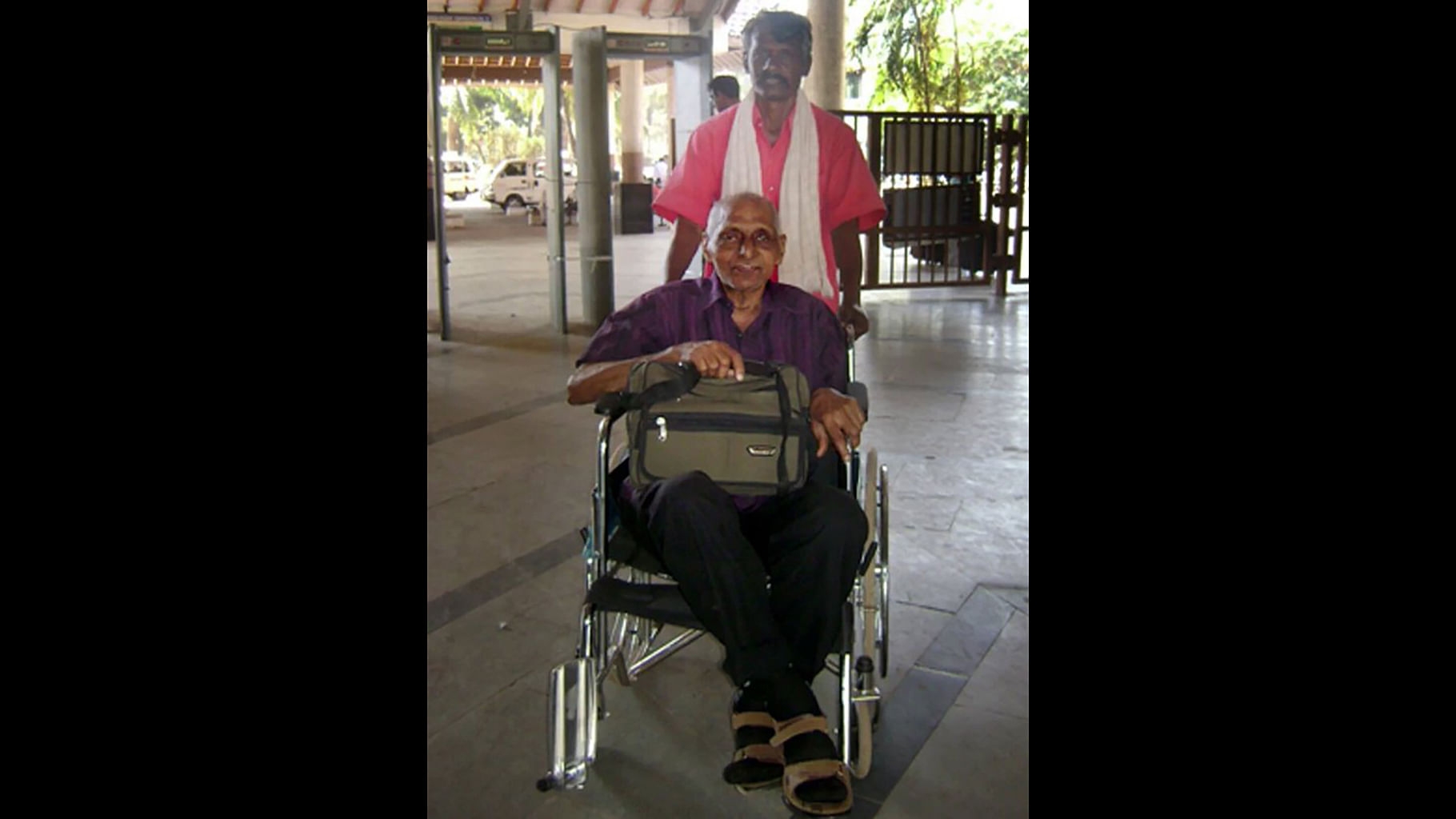 A physically challenged old man being carried on a wheelchair. (Photo: <a href="https://twitter.com/RailMinIndia/status/684163472507047937">Twitter</a>)