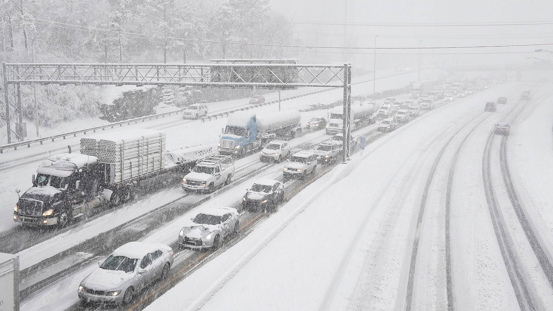 Snow slows down traffic on Interstate 40, Friday morning, Jan. 22, 2016, in Nashville, Tennessee. (Photo: AP)