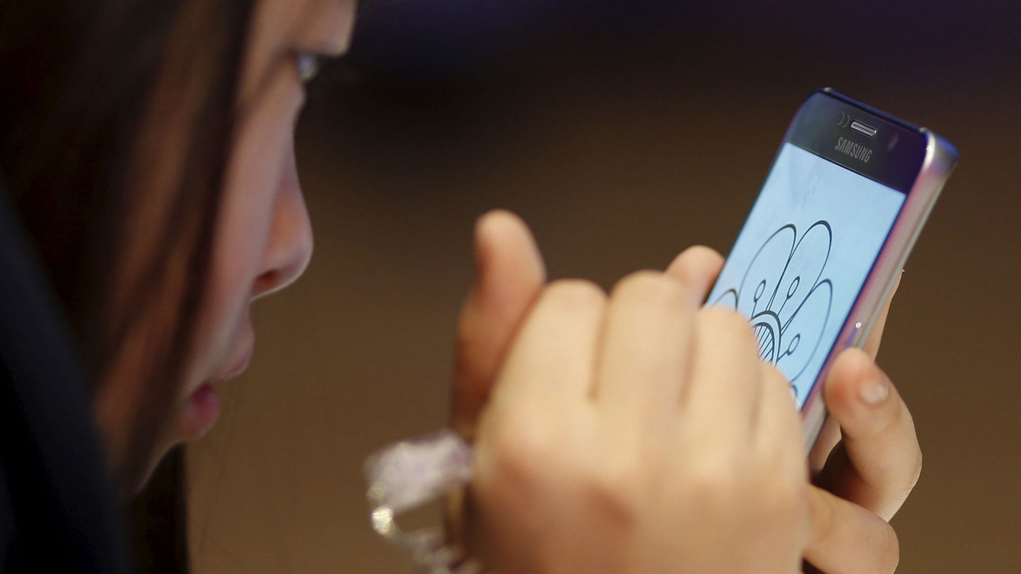 A woman tries out a Samsung Galaxy Note 5 at the company’s headquarters in Seoul, South Korea. (Photo: Reuters) 