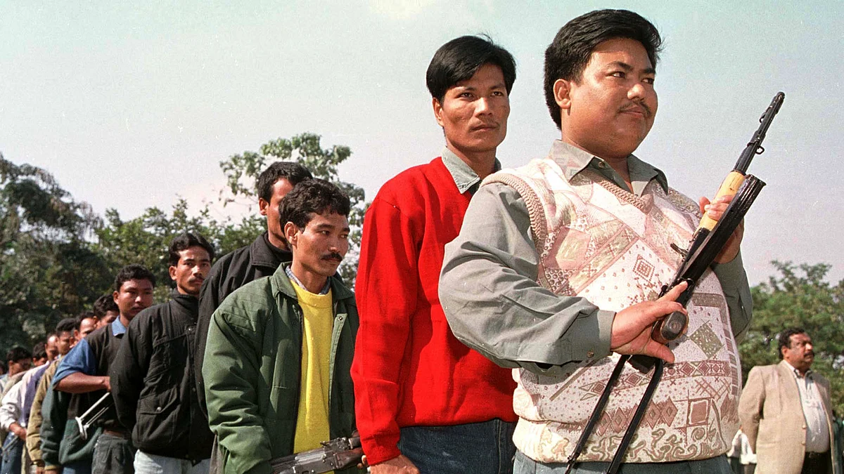 Guerrillas of the National Democratic Front of Bodoland queue with their arms to surrender before the authorities in Guwahati in the northeastern state of Assam on December 31, 1999. (Photo: Reuters)