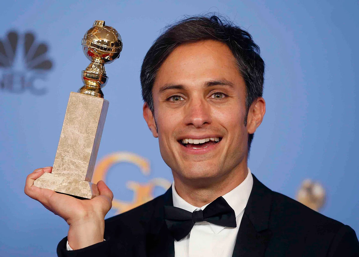 Actor Gael Garcia Bernal poses backstage with the award for Best Performance by an Actor in a Television Series - Musical or Comedy for his role in “Mozart in the Jungle” at the 73rd Golden Globe Awards in Beverly Hills, California (Photo: Reuters)