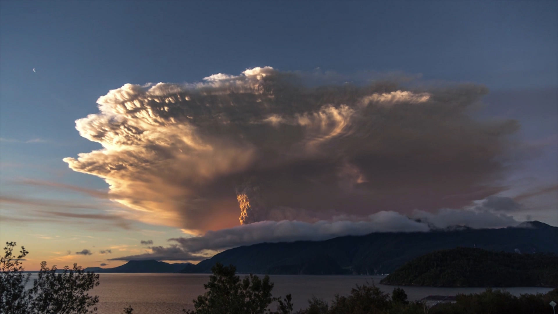 Stunning timelapse shows a volcanic eruption as you’ve never seen it before.