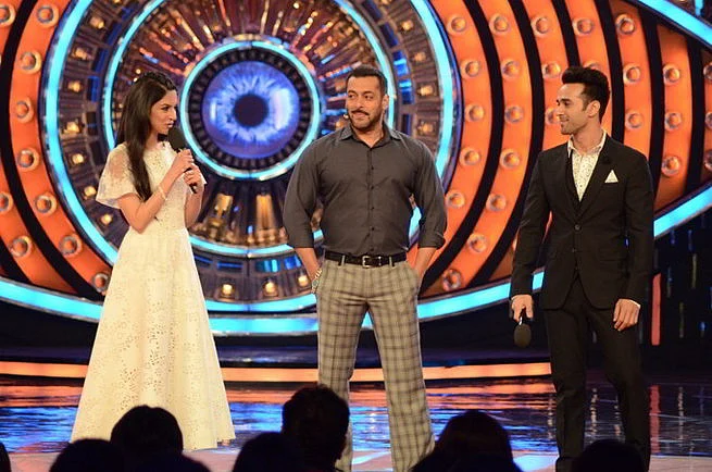 Divya, Salman and Pulkit having a rather good time on the set of Bigg Boss 9