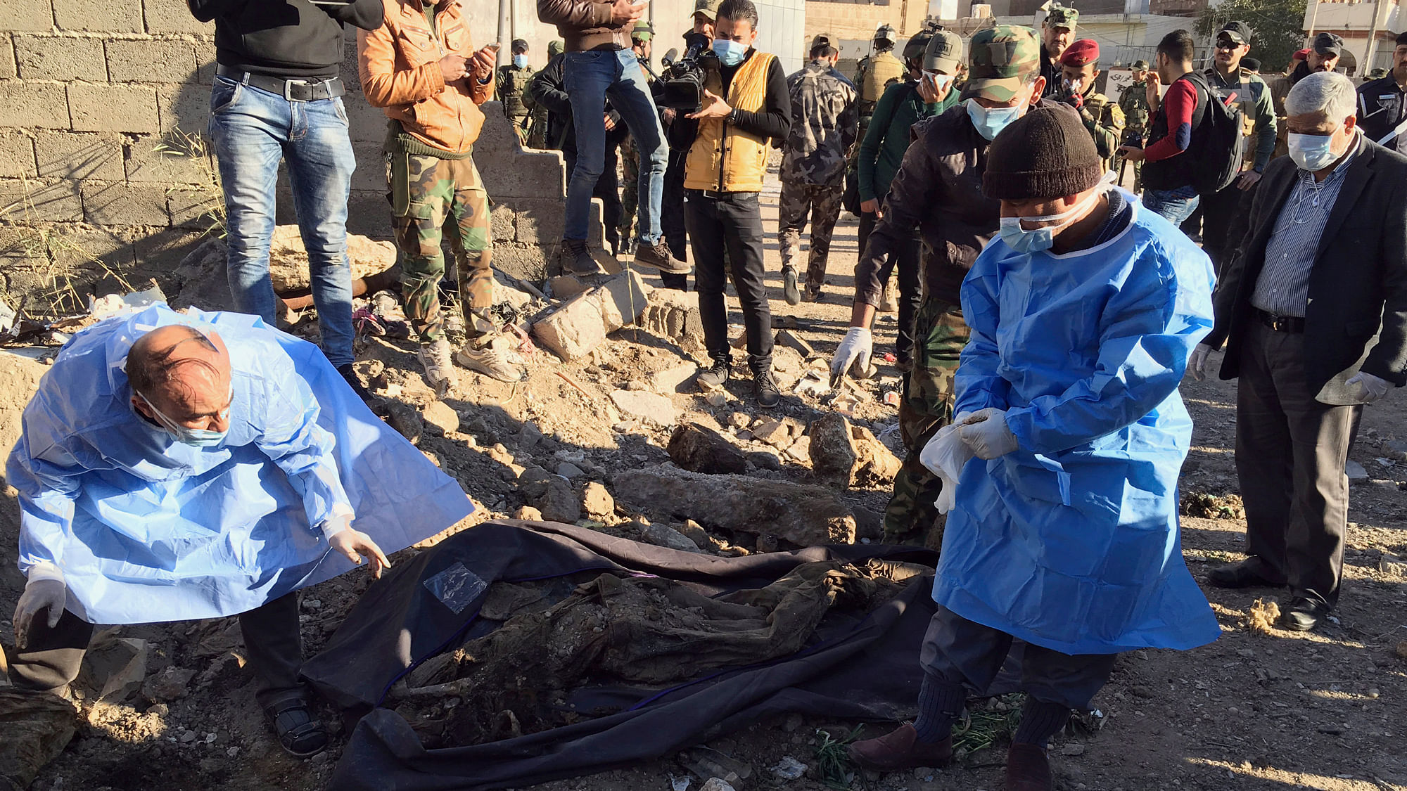 Iraqi forensic team members work at the site of a mass graven believed to contain the bodies of Iraqi civilians killed by Islamic State group militants in Ramadi. (Photo: AP)