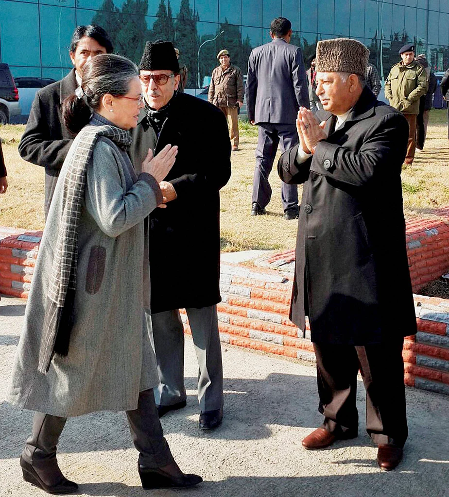 Congress President Sonia Gandhi being welcomed by Jammu and Kashmir Pradesh Congress Committee Chief Ghulam Ahmad Mir. (Photo: PTI)