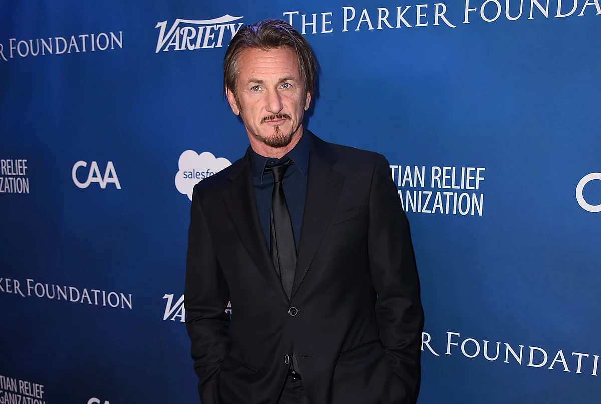 Sean Penn arrives at the 5th Annual Sean Penn & Friends HELP HAITI HOME Gala on Saturday, 9 January, 2016 in Beverly Hills. (Photo: AP)