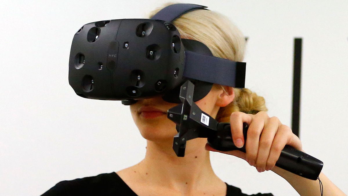 HTC will  showcase the second generation of the Vive Developer Kit at CES 2016. 