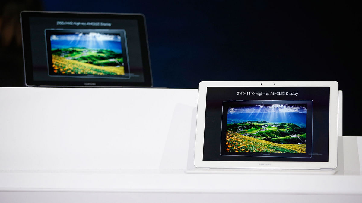 Samsung unveiled their flagship SUHD lineup that feature bezel-free curved designs.