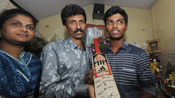 Pranav Dhanawade and his family with the bat gifted by Sachin Tendulkar. (Photo: Twitter.com/BCCI)