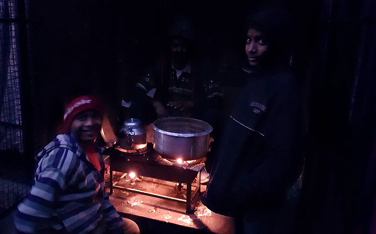 After we clicked this picture, these kids went in different directions with disposable glasses and a kettle full of tea. (Photo: Prashant Chahal/<b>The Quint</b>)