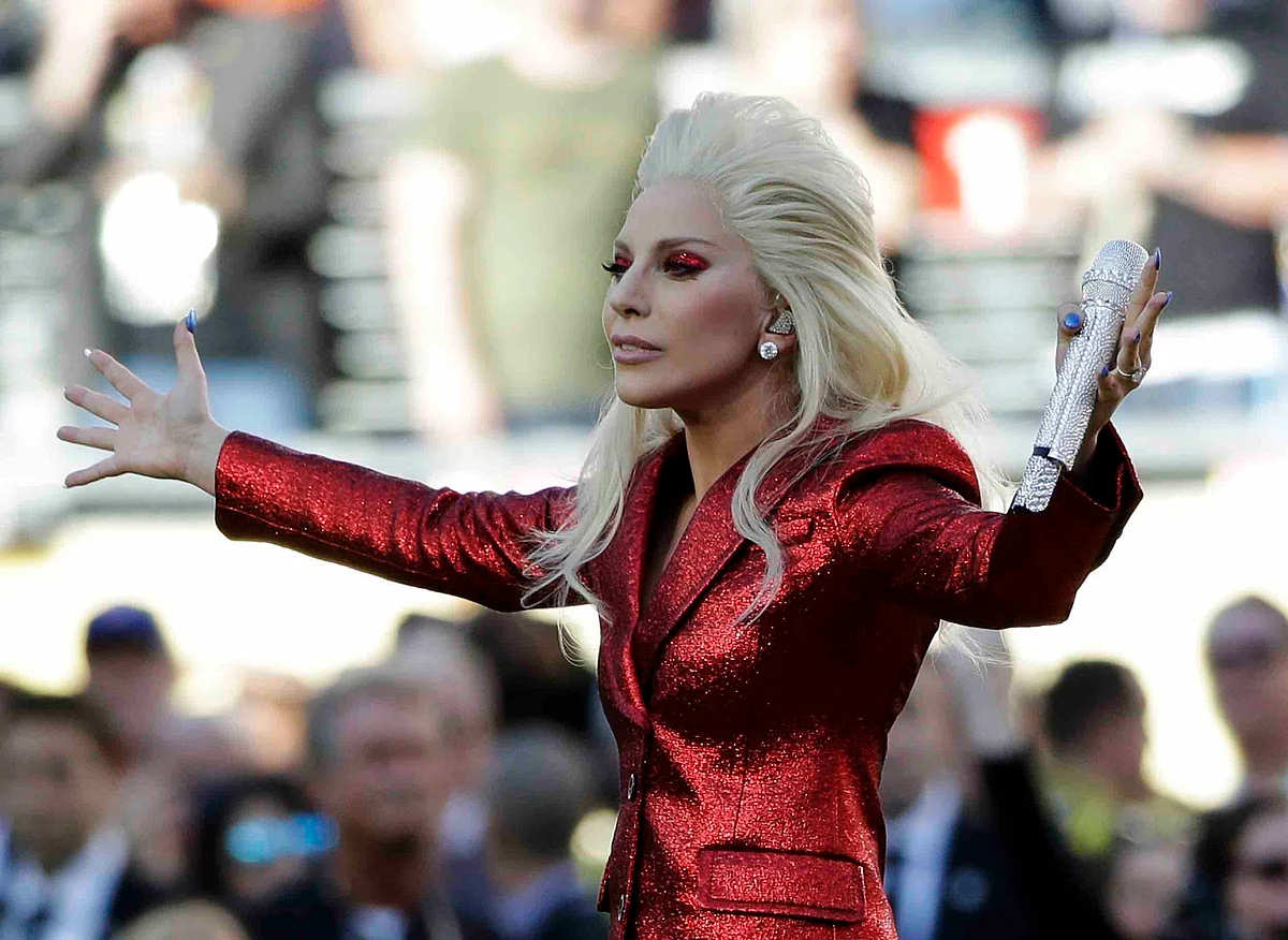 Lady Gaga sings the American national anthem at Super Bowl 50 (Photo: AP)