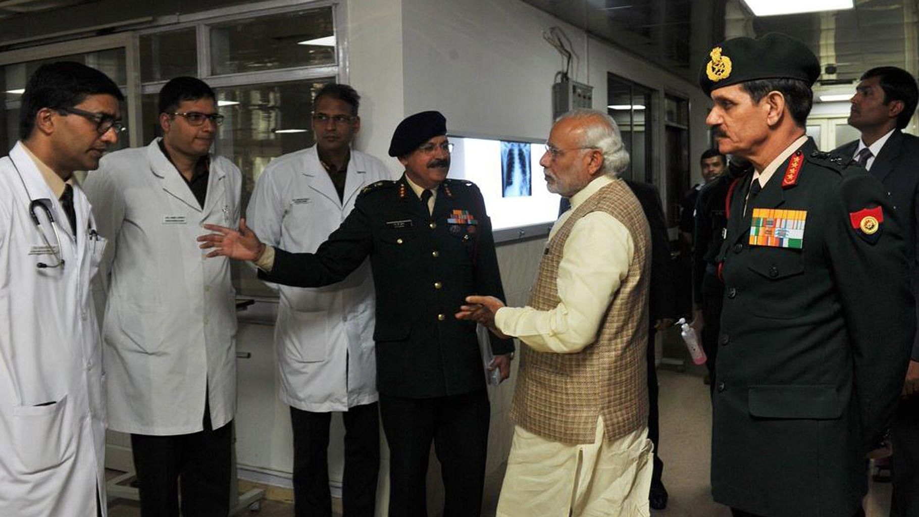 Prime Minister Narendra Modi and Army Chief Dalbir Suhag at Army’s R &amp; R Hospital. (Photo: Twitter/<a href="https://twitter.com/PMOIndia">@PMOIndia</a>)
