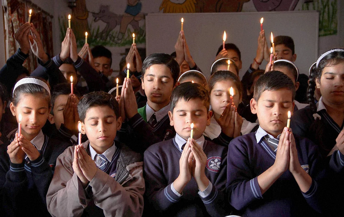 School children take part in a candle light vigil for the soldiers who died in the avalanche that Hanumanthappa survived in Siachen. (Photo: PTI)