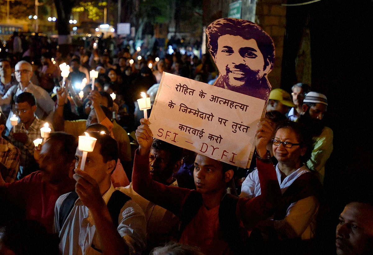 Students take part in a candle light march to protest against Dalit scholar Rohith Vemula’s suicide and in support of Jawaharlal Nehru University (JNU), students at Gateway of India in Mumbai on Wednesday. (Photo: PTI)