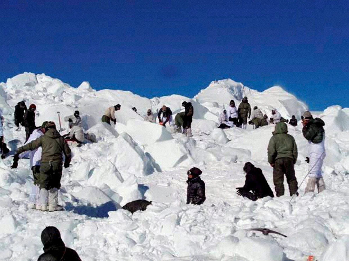 Specialised rescue teams carrying out the operations to search for the bodies of the soldiers hit by an avalanche in Siachen on Tuesday. (Photo: PTI)