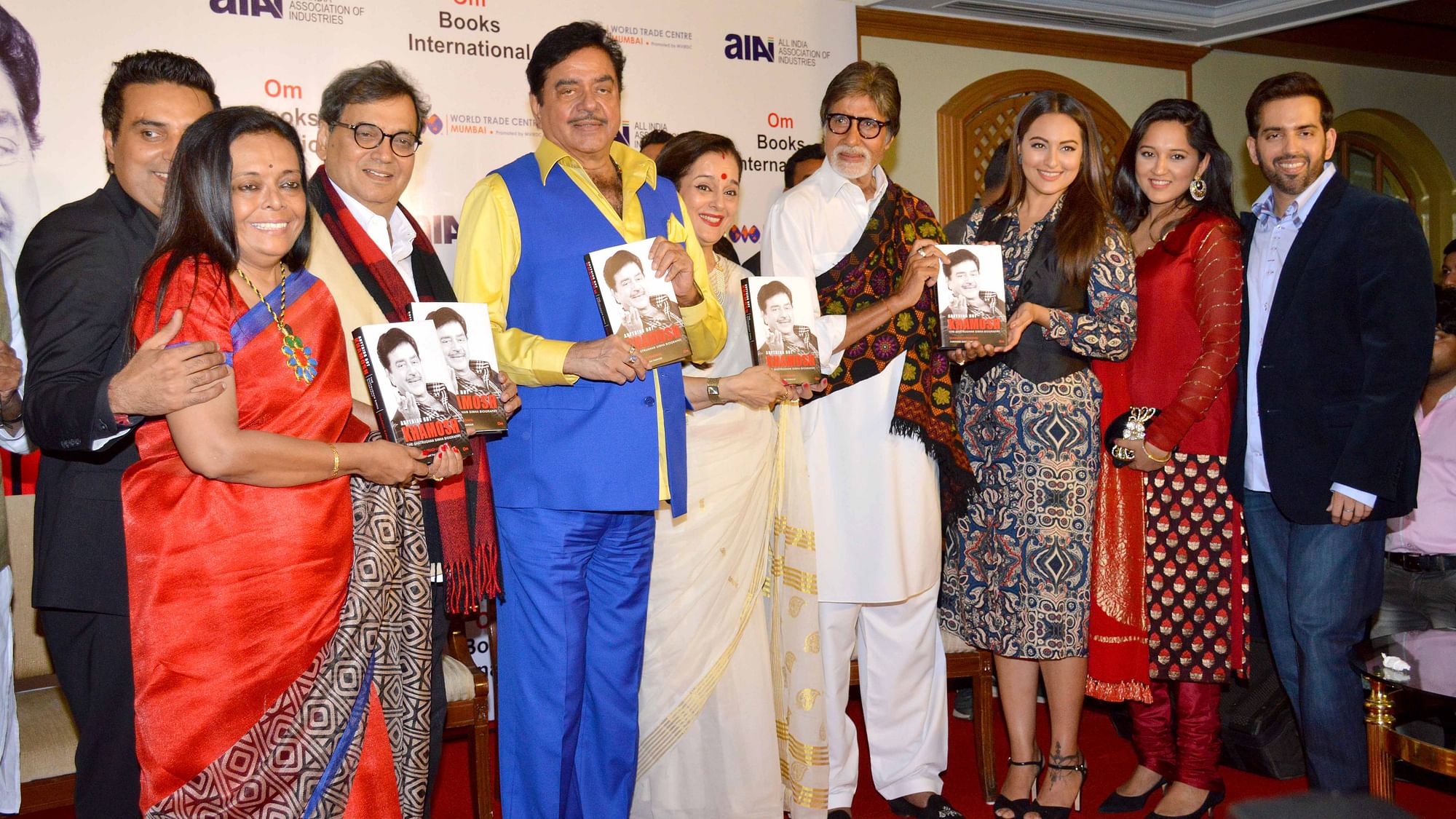 Shatrughan Sinha with his family and Amitabh Bachchan at the launch of his biography (Photo: Yogen Shah)
