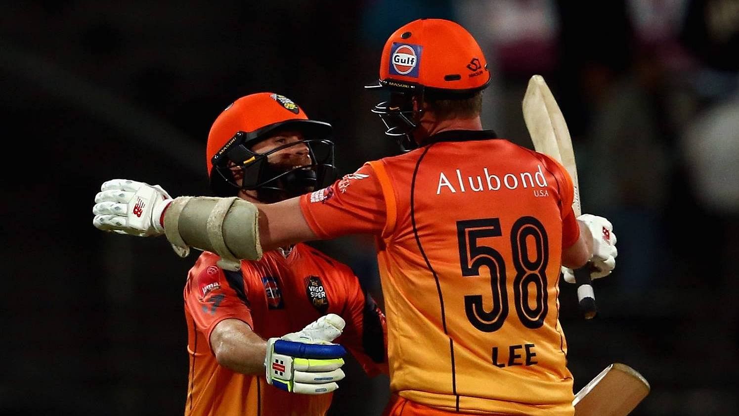 James Foster and Brett Lee celebrate after clinching a thrilling victory for the Virgo Super Kings. (Photo Courtesy: <a href="https://web.facebook.com/MCL2020UAE/photos_stream">Masters Champions League Facebook</a>)