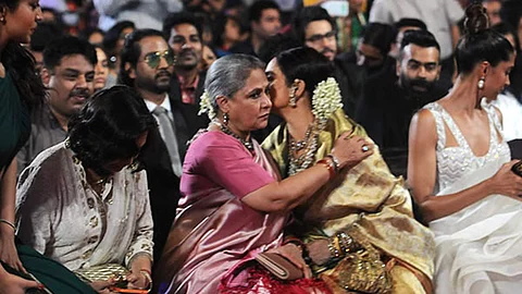 Image result for when rekha hugged jaya bachchan at an award function