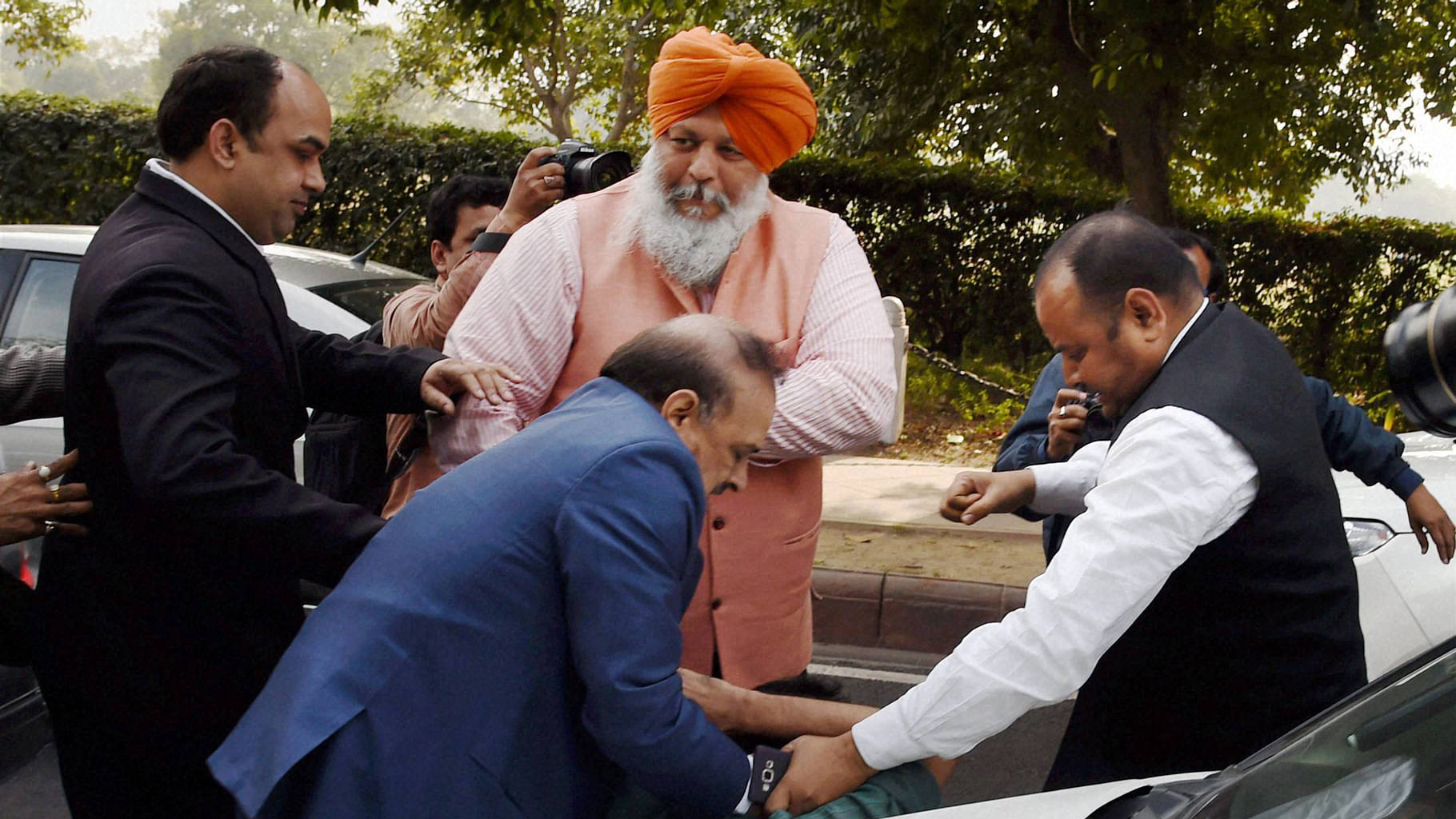 BJP MLA OP Sharma (blue coat) and his supporters assaulting CPI member Ameek Jamai. (Photo: PTI)