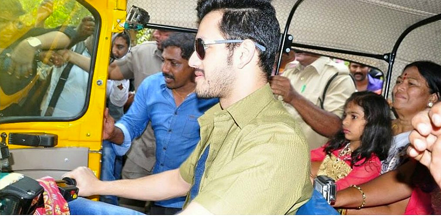 Akhil makes for a stylish auto driver (Photo courtesy: Twitter)