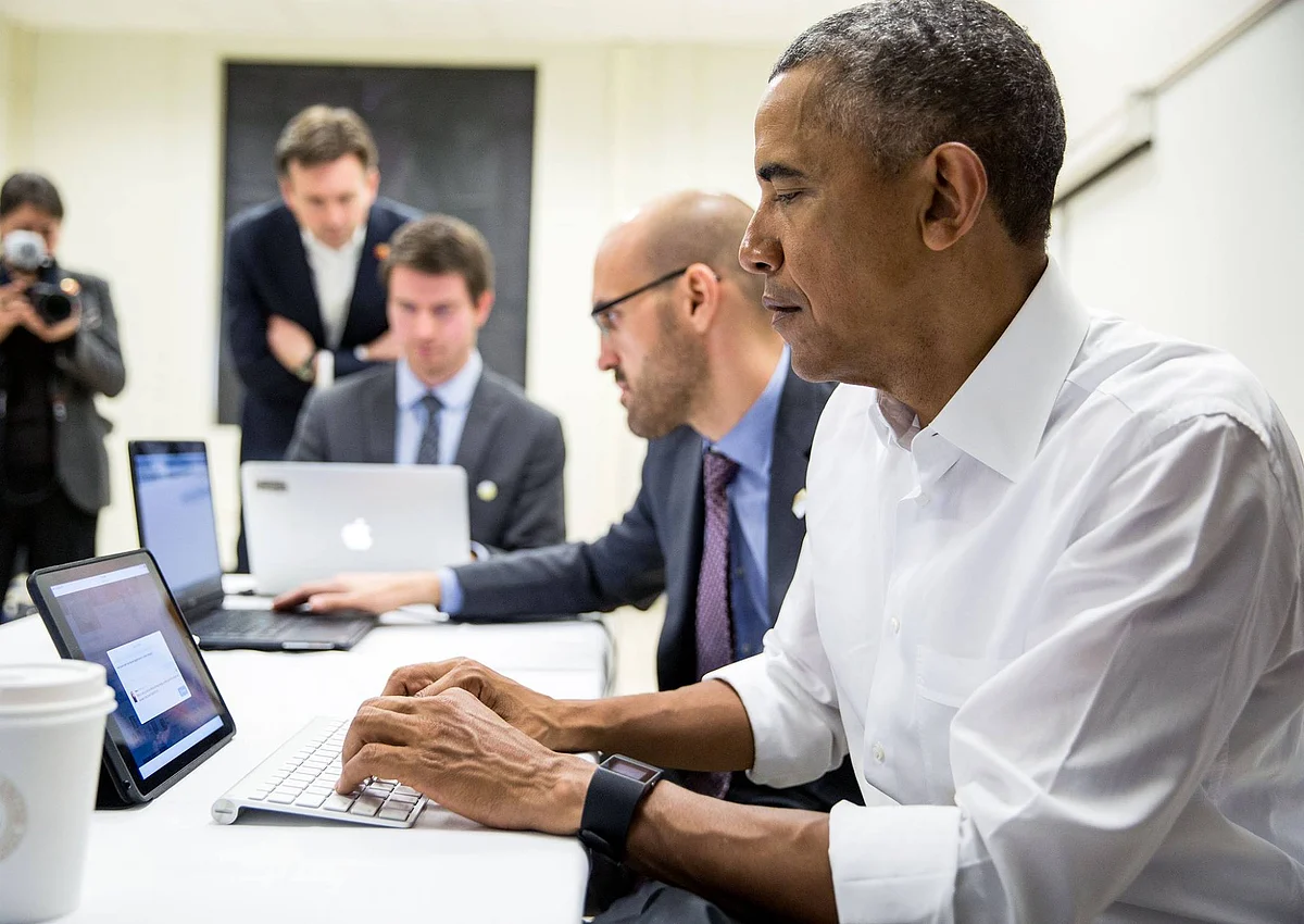 US President Barack Obama on his computer. (Photo: The White House <a href="https://www.facebook.com/WhiteHouse/photos/pb.63811549237.-2207520000.1455095182./10154035717259238/?type=3&theater">Facebook</a> Page)