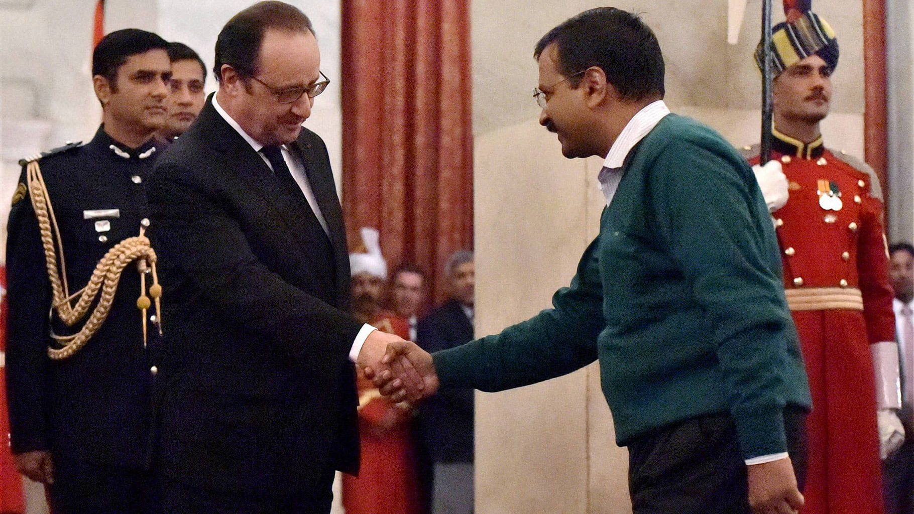 Arvind Kejriwal and François Hollande at the Rashtrapati Bhawan. (Photo: PTI)