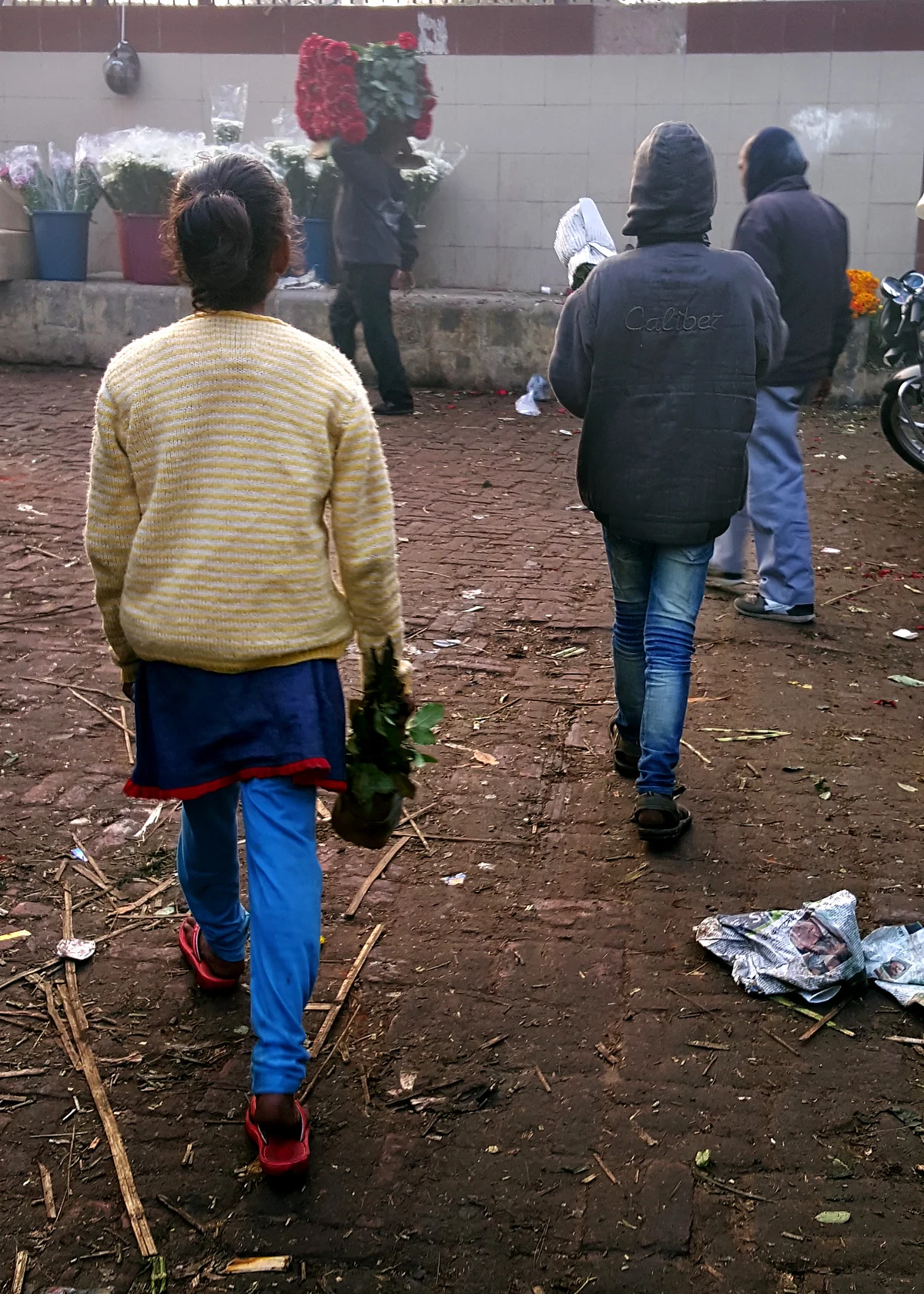 The workers at the flower market call this ‘waste management by kids’. (Photo: Prashant Chahal/<b>The Quint</b>)