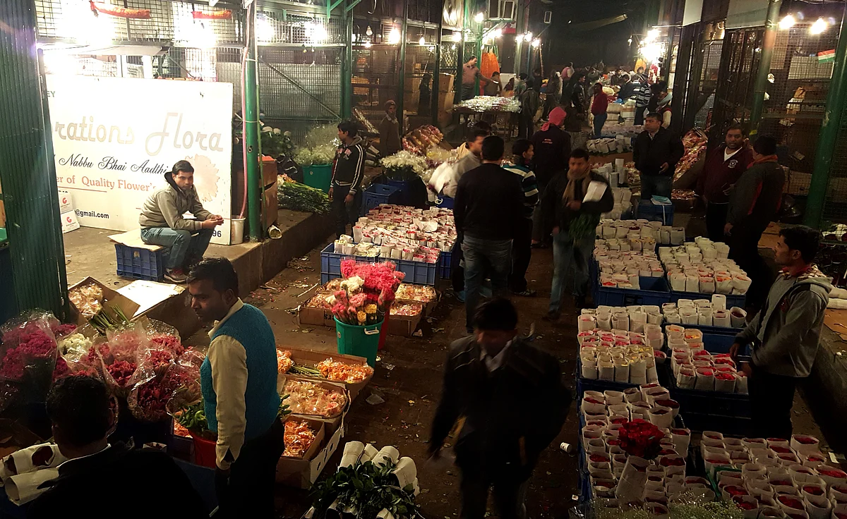 Most of the flowers in the market come via trucks or trains. (Photo: Prashant Chahal/<b>The Quint</b>)