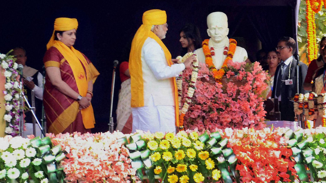 Prime Minister Narendra Modi paying homage to Pandit Madan Mohan Malaviya at the Centenary Year Convocation of the Banaras Hindu University (BHU), in Varanasi on Monday. (Photo: PTI)