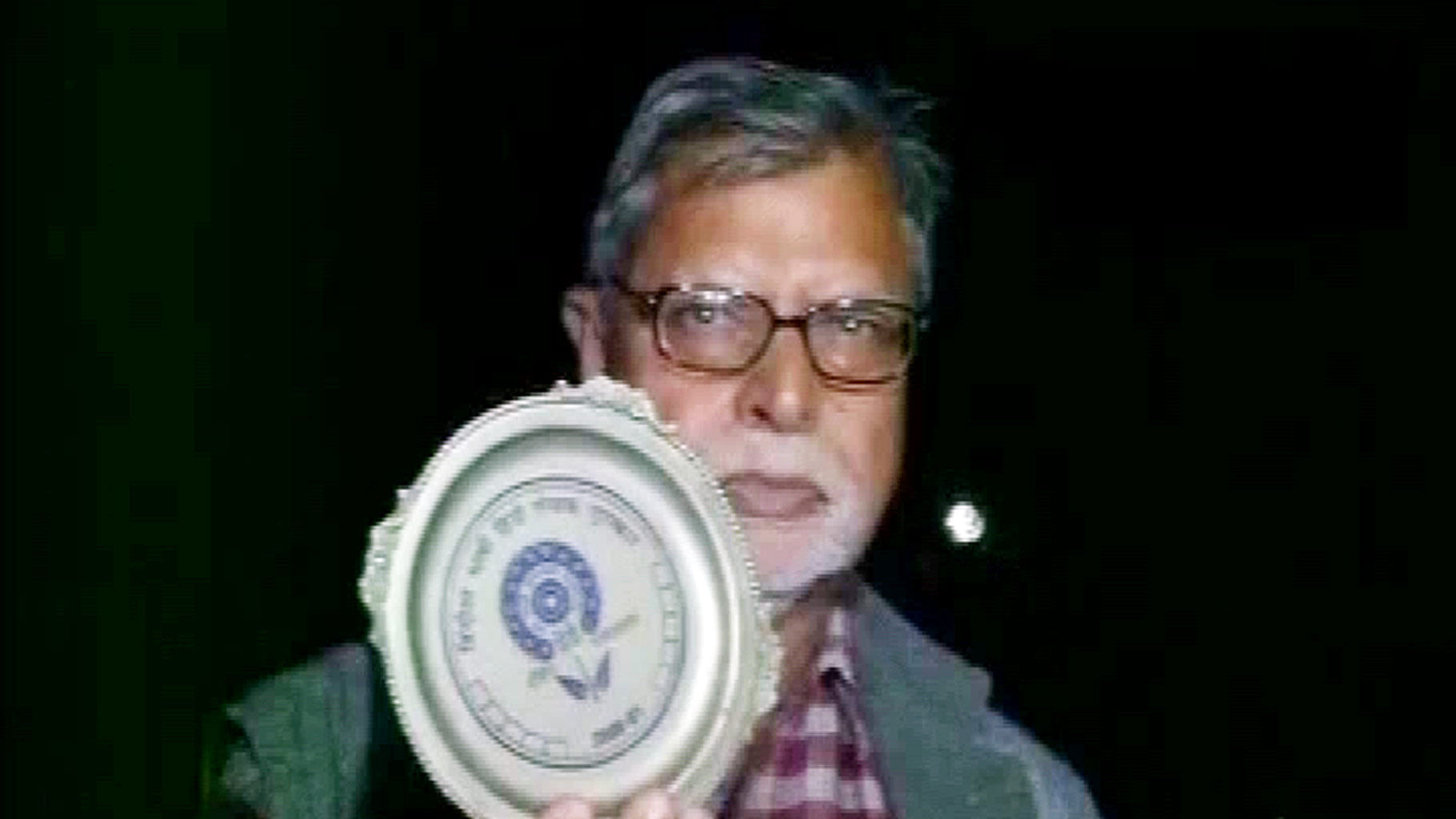 Retired JNU professor Chaman Lal holding his award. (Photo: ANI screengrab)