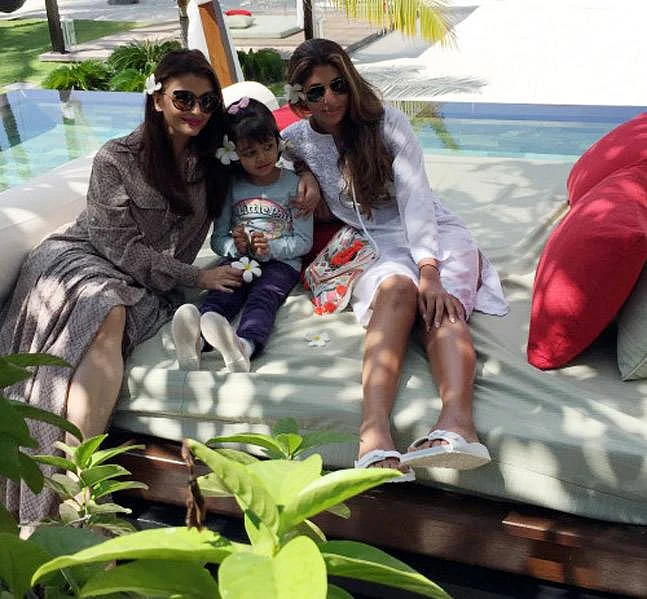 Aishwarya, Aaradhya and Shweta Bachchan pose while enjoying their vacation (Photo: <a href="http://srbachchan.tumblr.com/">Amitabh’s Blog</a>)