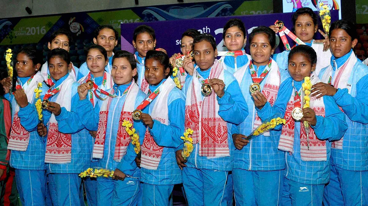 Indian Kho Kho (Women) team players pose for a group photograph after their win Gold during the 12th South Asian Games 2016 in Guwahati. (Photo: PTI)