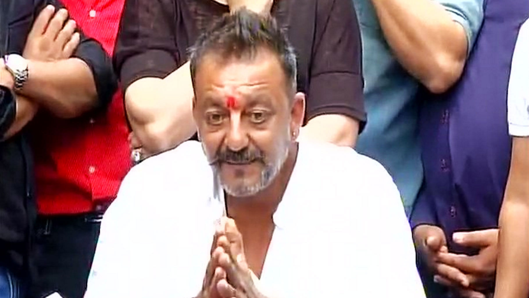 Sanjay Dutt speaks to the media outside his residence (Photo: Twitter/@ANI_news)