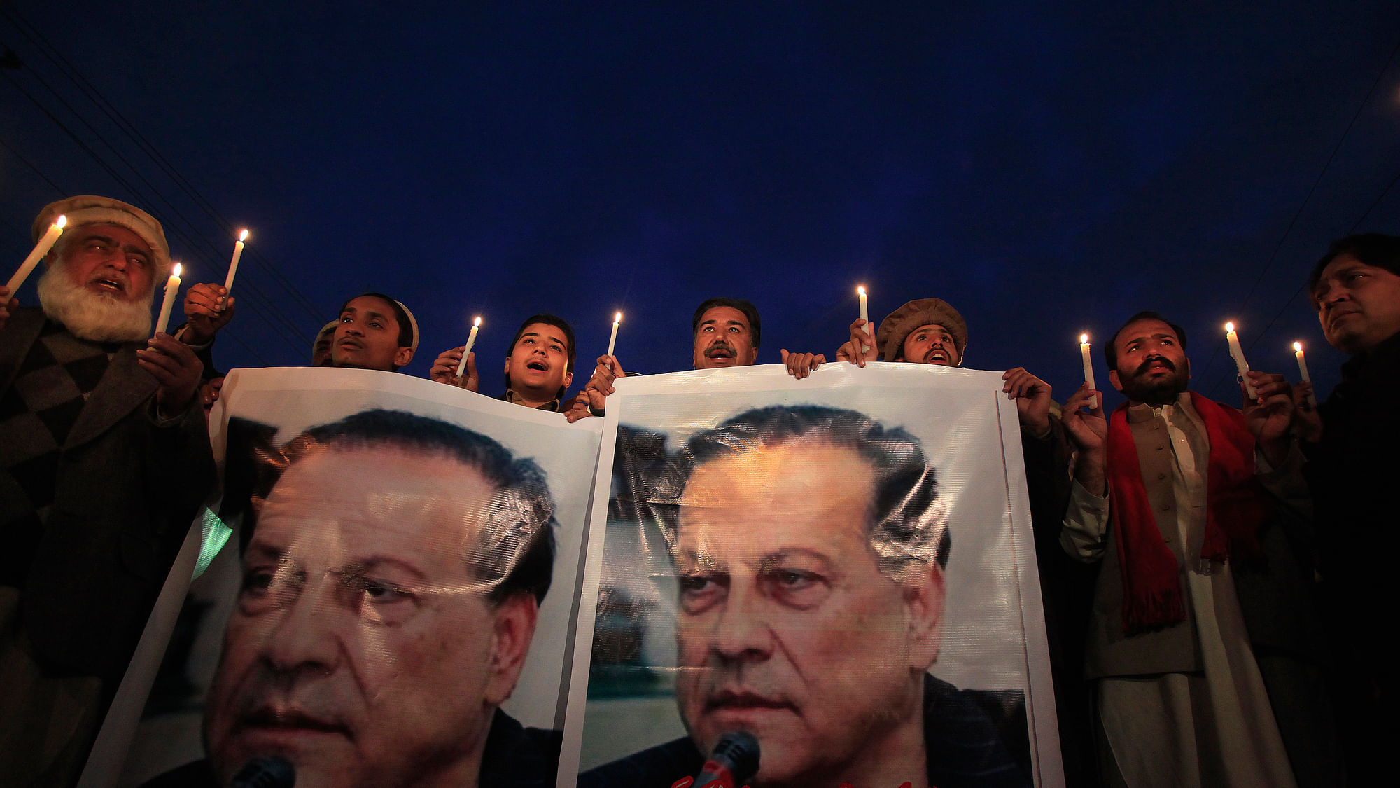 Men hold a candlelight vigil to commemorate  the deceased governor of Punjab, Salman Taseer (Photo: Reuters)