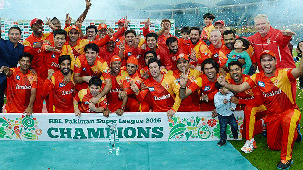 Islamabad United team pose with the Pakistan Super League trophy. (Photo: <a href="https://www.facebook.com/thePSL/photos_stream">Pakistan Super League Facebook</a>)