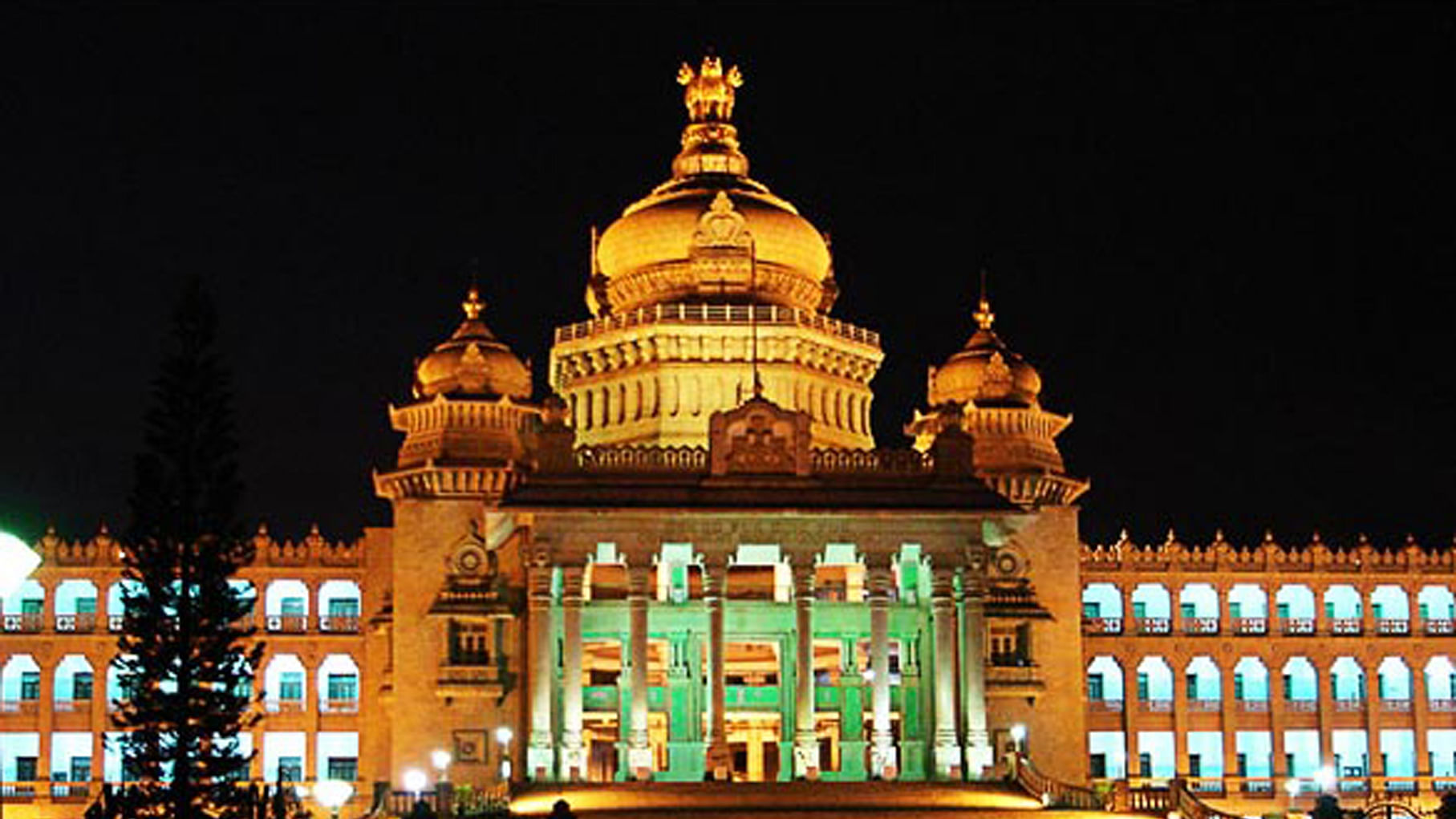 Karnataka Vidhana Soudha. (Photo Courtesy: <a href="http://kla.kar.nic.in/gov.asp">kla.kar.nic.in/gov.asp</a>)