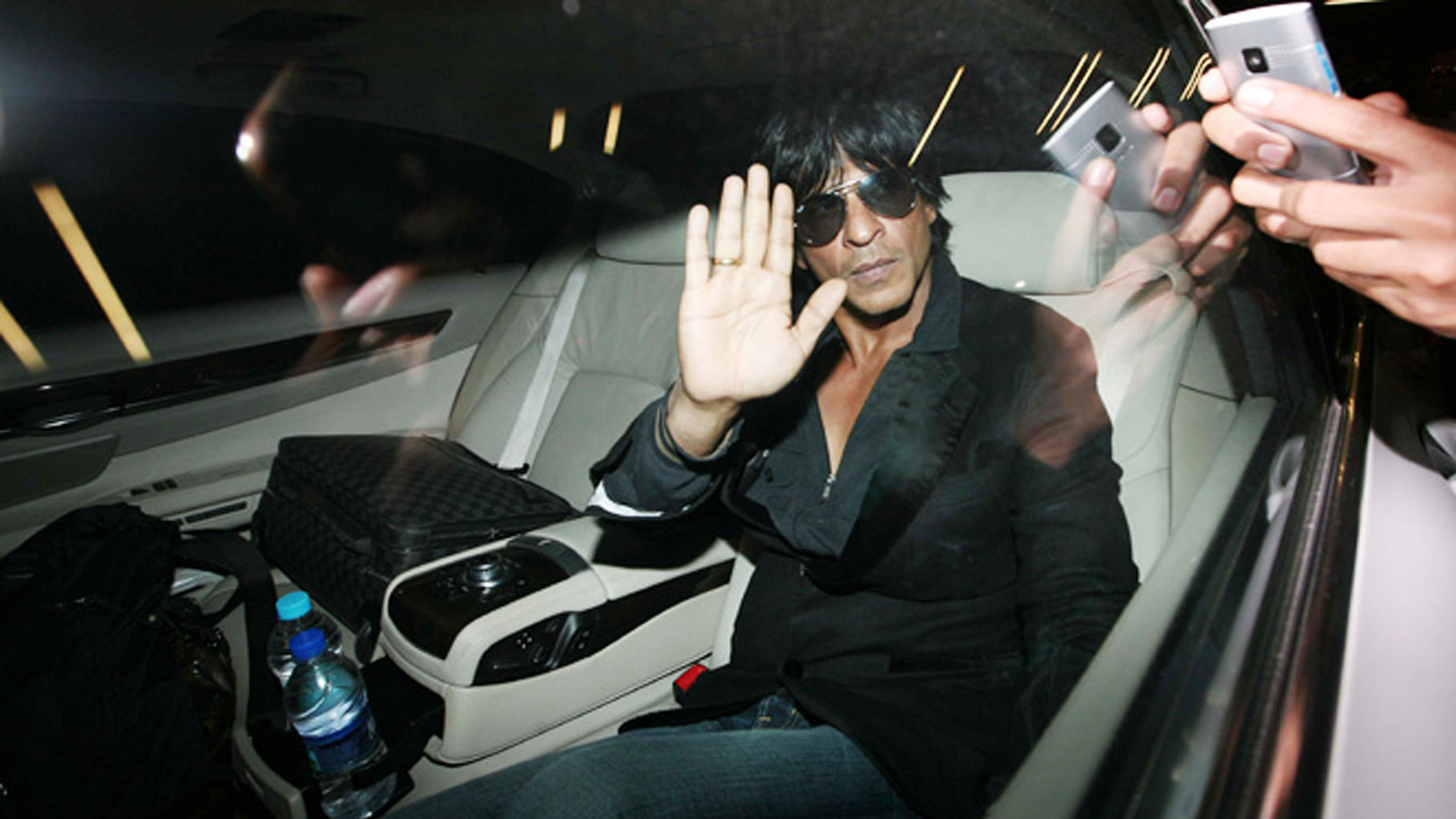 Shah Rukh Khan drives out of a promotional event (Photo: Yogen Shah)